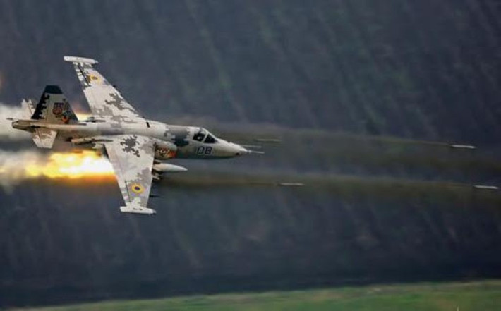 Trong chiến dịch không kích ngắn ngủi, cam go chống lại phe ly khai do Nga hậu thuẫn ở Donbas vào năm 2014 và 2015, lực lượng Không quân Ukraine đã mất 5 chiếc cường kích Su-25 trước các hành động đánh trả của đối phương. Chính những tổn thất đó đã buộc Kiev phải rút máy bay của mình khỏi Donbass và để mặc quân đội không có yểm trợ từ trên không.