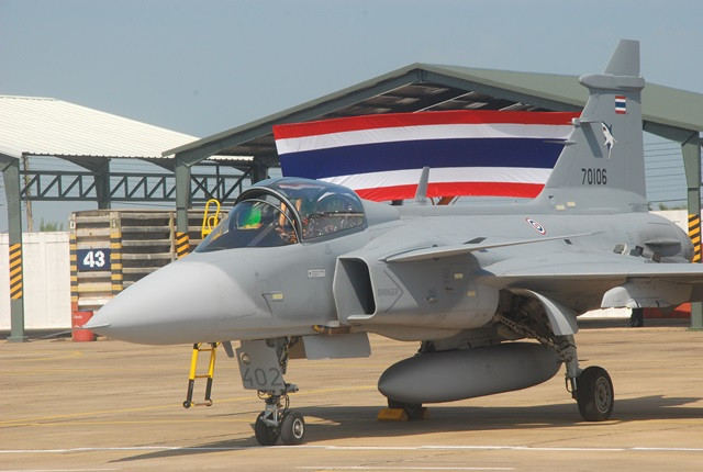 Không quân Thái Lan hiện đang sở hữu 12 chiếc JAS-39 Gripen mua từ Thuỵ Điển (trong đó 01 chiếc bị tai nạn năm 2017). Những chiếc tiêm kích hạng nhẹ JAS-39 mua từ 2012 với tổng giá trị 1,3 tỉ USD. Mỗi chiếc Gripen C hay D (hai phi công) có giá khoảng 76,1 triệu USD. Nguồn ảnh: Foxt.
