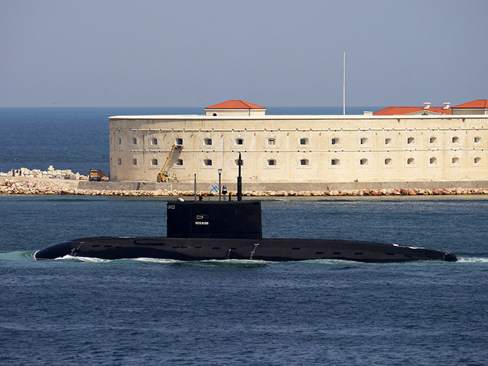 Naval News đưa tin, tàu ngầm lớp Kilo Rostov-na-Donu (B-237) của Nga cũng chuẩn bị đi vào Biển Đen dự kiến là ngày 11/2. Quân đội Nga cho biết các tàu chiến sẽ hoạt động ở Biển Đen như một phần của hoạt động huấn luyện thường xuyên.