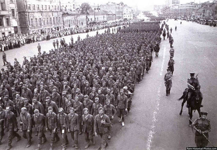 Vào sáng ngày 17/7/1944, cuộc “duyệt binh” của những kẻ bại trận ở Moscow đã được thông báo trên đài phát thanh và cũng được tường thuật trong bài xã luận của tờ báo Pravda.