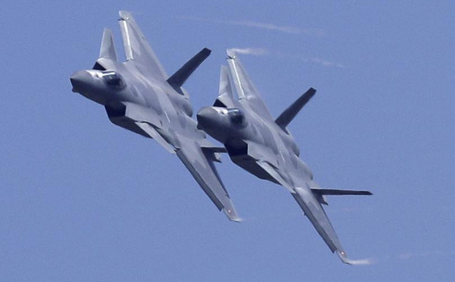 Máy bay chiến đấu Su-57 cũng là chiến đấu cơ đầu tiên triển khai tên lửa không đối không K-77, với hệ thống dẫn đường ăng ten mảng chủ động theo từng giai đoạn. Với loại tên lửa này, thì các máy bay chiến đấu có khả năng điều khiển cao như F-22 của Mỹ và J-10C của Trung Quốc cũng gần như không thể né tránh.