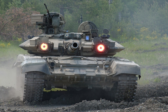 Một phiên bản hiện đại hóa khác của T-72 chính là T-90, loại xe tăng hiện đại bậc nhất thế giới trong thập niên 2010. Bản thân Quân đội Nga vẫn đang sử dụng hàng ngàn xe tăng T-72 và vẫn đang tiếp tục nâng cấp chúng để tiếp tục phục vụ trong quân đội.