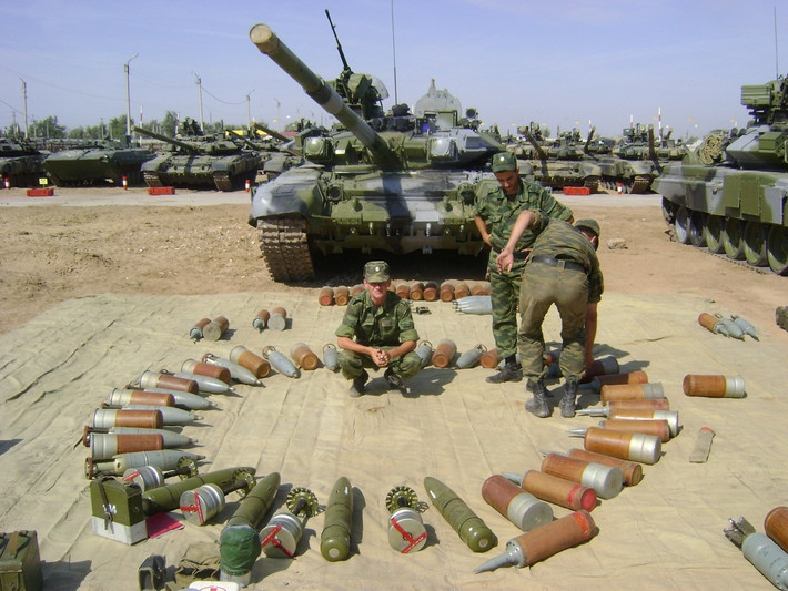 Điểm yếu của T-72 là không có khoang riêng biệt để mang đạn, mà đạn để chung trong khoang chiến đấu cùng kíp xe, dẫn đến xe tăng có nguy cơ cháy nổ cao khi xe bị trúng đạn và độ rủi ro cao cho kíp lái.