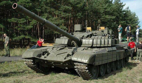 T-72 có khối lượng 41 tấn và được trang bị một pháo nòng trơn 125 mm, xe có tính năng nạp đạn tự động vì vậy thành viên kíp xe chỉ còn 3 người thay vì 4 người. T-72 có vỏ giáp dày từ 410 đến 500 mm thép đồng nhất (RHA), giúp bảo vệ xe tăng hiệu quả hơn trước hỏa lực của đối phương.