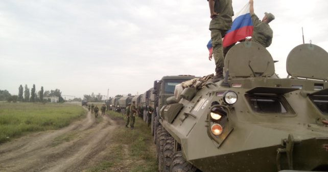 Reuters đưa tin, sau khi ông Putin ra lệnh cho Quân đội Nga tiến vào khu vực Donbas, xe tăng và các đoàn xe bọc thép khác đã xuất hiện ở ngoại ô Donetsk do lực lượng dân quân Ukraine kiểm soát.