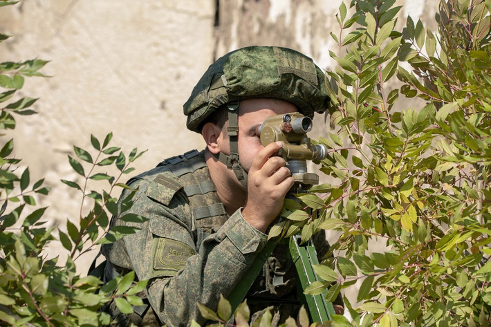 Trước đây ở Iraq và Afghanistan, quân đội Mỹ có thể liên lạc thường xuyên giữa các chỉ huy cấp chiến thuật và cấp tác chiến một cách an toàn. Tuy nhiên, trên chiến trường miền đông Ukraine, Nga có khả năng tích hợp các nguồn lực tình báo như giám sát trên không, phát hiện điện từ và quan sát viên truyền thống, đồng thời có thể nắm bắt được tình hình chiến trường.