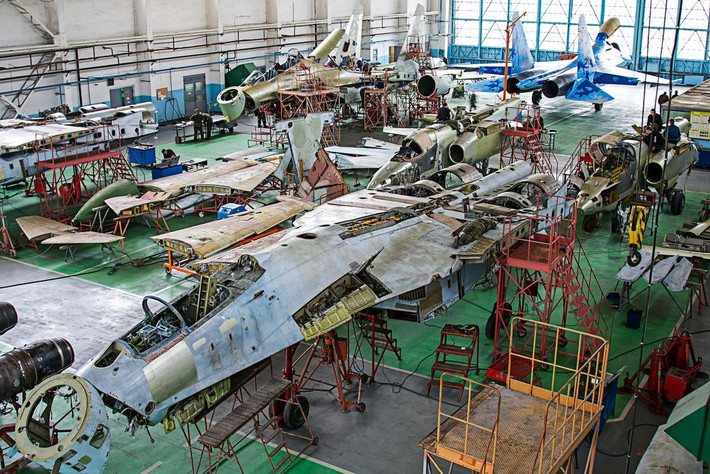 Cho đến năm 2012, Ukraine vẫn là nhà xuất khẩu vũ khí lớn thứ tư trên thế giới. Pakistan, Trung Quốc và Nga là những khách hàng lớn của quốc gia này. Nhưng một trong những vấn đề là Kiev chỉ sản xuất phụ tùng thay thế của các hệ thống vũ khí, nhưng lại không có một ngành công nghiệp có khả năng tạo ra một vũ khí hoàn chỉnh, cộng với nạn tham nhũng.