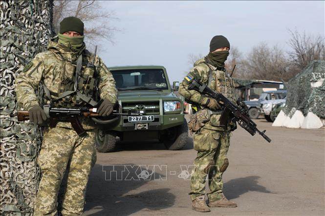 Trong thông cáo cùng ngày, Biên phòng Ukraine cho biết cấm toàn bộ công dân nam 18-60 tuổi rời khỏi đất nước. "Quy định này có hiệu lực trong thời gian thi hành thiết quân luật. Chúng tôi yêu cầu các công dân chú ý đến thông tin này", thông cáo có đoạn.