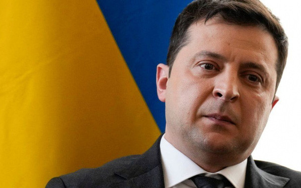 Tổng thống Ukraine: “Chúng tôi bị bỏ rơi”. "Chúng ta đã bị bỏ lại một mình trong cuộc chiến bảo vệ đất nước. Ai sẵn sàng sát cánh chiến đấu cùng chúng ta? Tôi chẳng thấy một ai", Tổng thống Zelensky phát biểu qua truyền hình vào rạng sáng nay ngày 25/2.