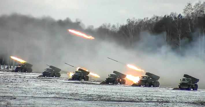 Ngoài việc cầu nguyện không ngừng nghỉ trên các thánh đường mạng xã hội cho Ukraine, Mỹ và phương Tây liên tiếp thông báo việc áp dụng các lệnh trừng phạt khác nhau đối với Nga. Hiển nhiên, các lệnh trừng phạt này sẽ có tác động tiêu cực đặc biệt ở lĩnh vực kinh tế nhưng đây không phải lần đầu tiên Nga nhận lệnh trừng phạt từ phương Tây.