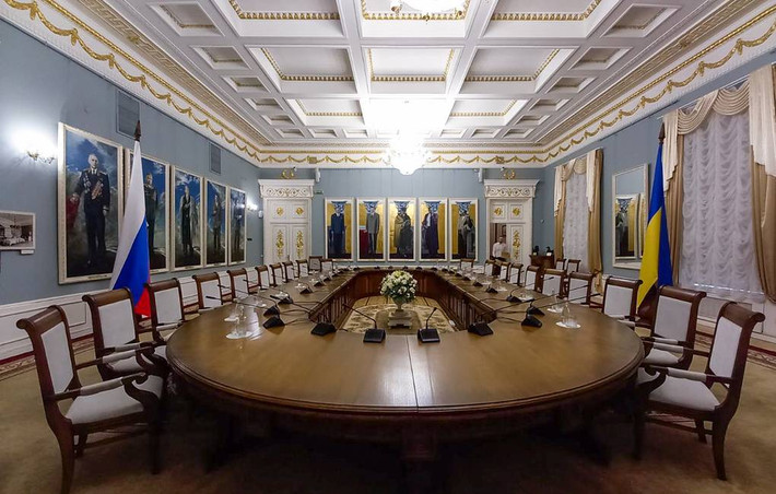 Trong chiến tranh, được đưa lên chiến tuyến là vũ khí nhưng trong đàm phán, điều được đặt lên bàn luôn là lợi ích thương mại, đôi khi là những giá trị tưởng chừng không có ý nghĩa.