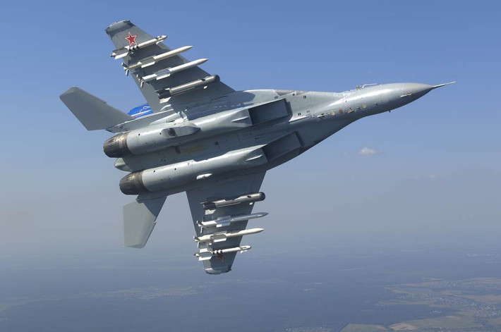 Trong các cuộc giao tranh tầm gần, tất cả các máy bay MiG-29 của Syria đều sử dụng tên lửa R-73 với ống ngắm gắn mũ bảo hiểm, để có thể tấn công mục tiêu ở những góc cực hạn. Tính năng này chỉ được trang bị trên một số chiếc F-16 nâng cấp mới nhất của Thổ Nhĩ Kỳ với tên lửa AIM-9X.