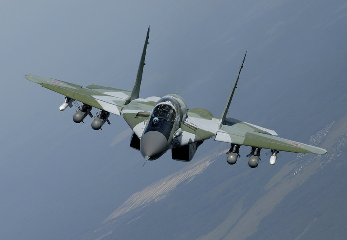 Về hiệu suất bay, lợi thế của MiG-29 lớn hơn đáng kể, với khả năng cơ động tốt, tốc độ leo cao, độ cao hoạt động và tốc độ đều vượt xa F-16. Bay cao hơn và nhanh hơn cũng cho phép MiG-29 truyền nhiều năng lượng hơn cho tên lửa của mình, điều này sẽ làm tăng thêm lợi thế về tầm bắn của chúng.