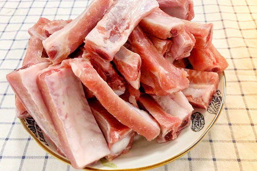 Màu sắc. Bạn nên chọn những dẻ sườn có màu đỏ tươi. Sườn có màu trắng thường là sườn đông lạnh. Trường hợp lợn nái già hay lợn ốm, sườn sẽ có màu đỏ sậm.
