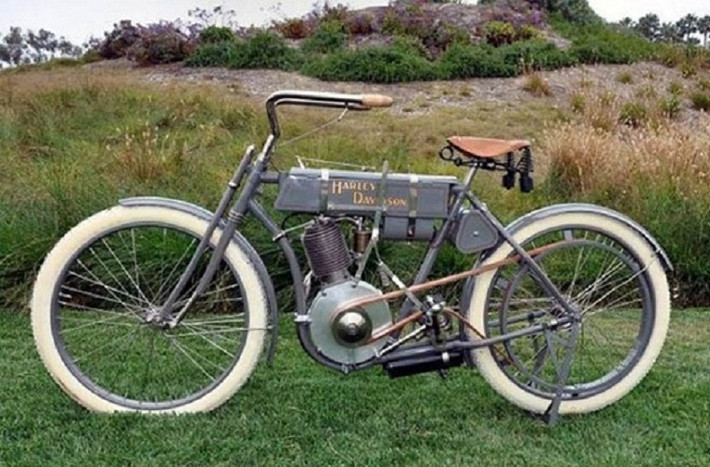 Harley-Davidson Strap-Tank Single đời 1907-1908: Đây là mẫu xe cổ nhất trong danh sách , dùng động cơ 570 phân khối, đạt tốc độ tối đa 80km/giờ. Giá những bản còn lại tới 350.000 USD và đang tiếp tục tăng.