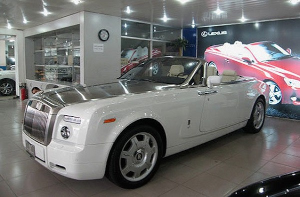 Giá thành cao nhất: Các siêu xe của Lamborghini, Bentley, Jaguar, Land Rover, Mayback khiến giá xe tăng trong năm rồi. Chiếc Phantom Drophead Coupe có giá 30,2 tỷ đồng, tăng theo tùy chọn của người mua.