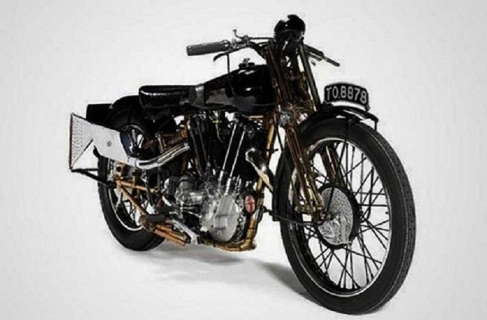 Brough Superior SS100 đời 1929: Có thể đạt tới tốc độ 160 km/giờ, giá bán của dòng sản phẩm này dao động từ 100.000 cho tới 400.000 USD.