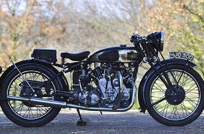 Vincent-HRD Series-A Rapide đời 1938: Mẫu xe này thuộc hàng khá hiếm, được trang bị hộp số 4 cấp, động cơ kép chữ V làm mát bằng không khí đạt tốc độ 160km/giờ. Giá bán hiện trên mức 300.000 USD.