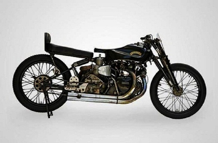 Vincent Black Lightning Supercharged đời 1949: Giá bán của chiếc này là 383.400 USD.