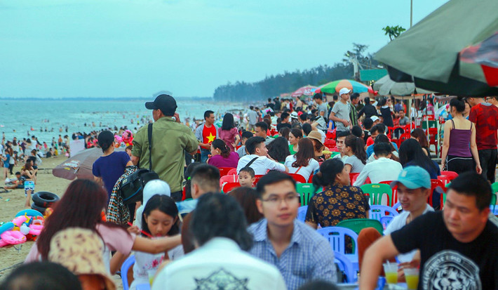 Tương tự, các nhà hàng, dịch vụ ăn uống trên địa bàn thị xã cũng rơi vào tình trạng quá tải. Trên biển, các dịch vụ kinh doanh hoạt động chộn rộn. Chia sẻ với Zing.vn, du khách Phạm Hiếu cho biết: "Mặc dù hàng quán đông đúc, các quán ăn ở đây không xảy ra tình trạng chặt chém, đồ ăn vẫn đảm bảo độ tươi ngon cho thực khách".
