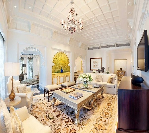 8. Khách sạn Taj Mahal Palace, Mumbai Hoàng gia Nhật Bản, Hoàng tử Hy Lạp, Quốc vương Morocco, Hoàng tử xứ Wales, Công tước xứ Edinburgh, Quốc vương và Nữ hoàng Na Uy, Vua George V và Nữ hoàng Mary là một trong những khách hoàng gia từng nghỉ tại khách sạn mang tính biểu tượng này. Khách sạn nằm ở trung tâm thành phố Mumbai, nhìn ra Cổng Ấn Độ hùng vĩ. Mỗi phòng trong số 285 phòng và suite của khách sạn là sự pha trộn hoàn hảo giữa sự quyến rũ của thời đại và tiện nghi hiện đại.