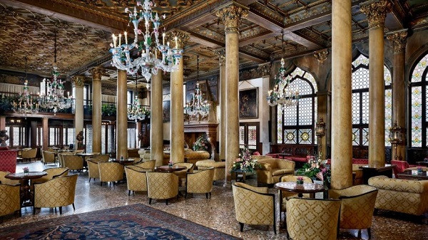 Nằm ở trung tâm Venice, khách sạn có tầm nhìn ngoạn mục về phía Grand Canal. 3 tòa lâu đài rộng lớn, trong đó có khách sạn Danieli, có từ thế kỷ 14, 17 và 19, đang lưu giữ những bộ sưu tập nghệ thuật phong phú và đồ cổ tinh xảo của lịch sử Venice.