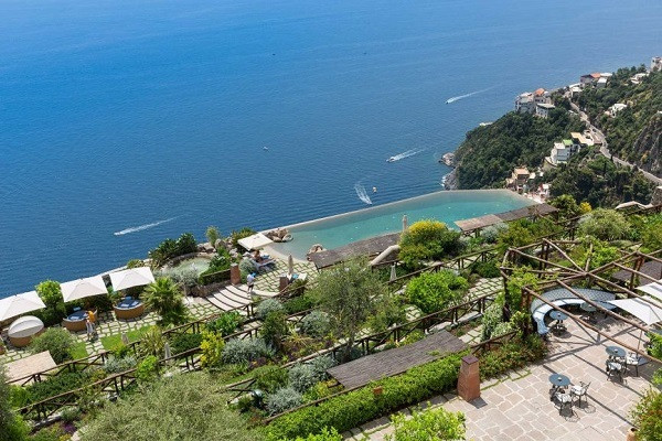 4. Khách sạn & Spa Monastero Santa Rosa, Conca dei Marini, Ý. Hoàng tử Albert II của Monaco là vị khách đầu tiên của khách sạn được tân trang từ tu viện thế kỷ 17, nằm ở thị trấn Conca dei Marini đẹp như tranh vẽ.