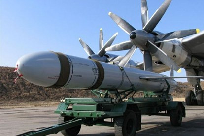Tốp 3 chiếc máy bay Tu-95MS thử nghiệm, đã cất cánh từ sân bay Engels ở miền Nam nước Nga, phóng tên lửa hành trình Kh-101, bay qua không phận của Iran và Iraq, phá hủy rất nhiều sở chỉ huy, xe thiết giáp và cơ sở sản xuất vũ khí của IS, ở khu vực ngoại ô các thành phố Idlib và Homs của Syria.