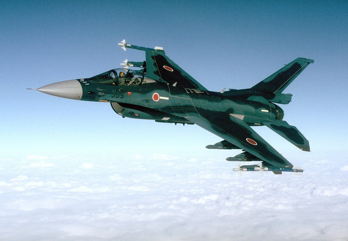 J-10 cũng có radar xung doppler, là thiết kế cũ hơn so với radar AESA hiện đại hơn của F-2, vì vậy F-2 có thể sẽ phát hiện ra J-10 trước. Hai máy bay có trọng lượng tương đương nhau, nhưng F-2 có tỷ lệ lực đẩy trên trọng lượng tốt hơn một chút, nên đánh giá chung, F-2 có lợi thế.