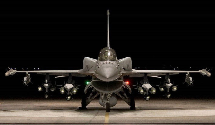 Máy bay chiến đấu F-16V là biến thể cải tiến từ F-16E, giành cho Các Tiểu vương quốc Ả Rập Thống nhất, F-2 được phát triển cho Nhật Bản và phiên bản F-21 hiện đang được chào bán cho Ấn Độ; tất cả đều có những cải tiến lớn hơn, nhất là khung máy bay sử dụng nhiều vật liệu composite và động cơ mới, mạnh hơn.