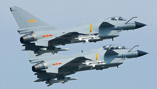 J-10 sử dụng động cơ AL-31 do Nga chế tạo, mạnh hơn động cơ F110 của Mỹ, nên cho tốc độ và độ cao hoạt động cao hơn và khả năng cơ động vượt trội. Mặc dù động cơ của nó mạnh hơn, nhưng khung J-10 lại nặng hơn một chút, nên khả năng cơ động của J-10 cũng chỉ tương đương F-16.