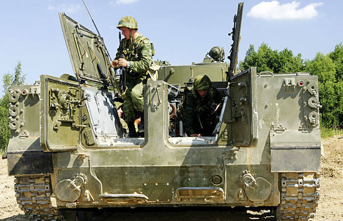 BMP-3 động cơ xe đặt ở phía sau, bánh chủ động của xe cũng được thiết kế phía sau, như vậy giúp tăng lực kéo, hiệu suất động cơ sẽ cao hơn động cơ đặt phía trước. Nhưng nếu bố trí động cơ phía sau, sẽ rất bất tiện cho binh lính lên xuống xe, khi phải trèo qua động cơ (vì vậy Nga phải chế tạo động cơ rất mỏng).