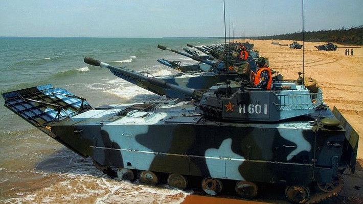 "Ván lướt sóng" là lá chắn sóng của xe chiến đấu bộ binh, được lắp ở chiều vát dưới thân xe, và nó có thể điều khiển được. Tấm chắn sóng ban đầu chỉ ngăn không cho sóng đánh vào thân xe, mà còn đóng vai trò điều khiển để tăng mô-men xoắn lên đầu, từ đó tăng độ nổi thân xe trước.