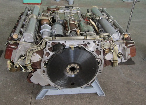 Thiết giáp BMP-3 được trang bị động cơ diesel 4 kỳ UTD-29M, 10 xi-lanh làm mát bằng nước, bố trí hình chữ V, có kích thước nhỏ và trọng lượng nhẹ. Nga có kinh nghiệm trong chế tạo động cơ loại này. Để giảm chiều cao động cơ, người Nga bố trí động cơ chữ V "rất phẳng", với góc chỉ 144°, nên chiều cao động cơ rất thấp.