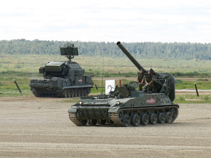 2S4 Tyulpan được phương Tây nhìn thấy lần đầu tiên vào năm 1975, do đó NATO định danh vũ khí này là M-1975, trong khi tên gọi chính thức của nó là 2S4. Khẩu siêu cối đã tham chiến trong các cuộc chiến tranh ở Afghanistan và Chechnya, với khả năng tiêu diệt mục tiêu một cách nhanh chóng và chính xác với chỉ vài phát đạn.
