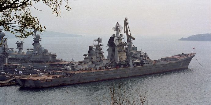 Sau sự tan rã của siêu cường, Hải quân Nga đã kế thừa các tàu chiến Lớp Kirov và trong cảnh khó khăn của nền kinh tế Nga thời hậu Xô Viết đã buộc nước này phải cho nghỉ hưu phần lớn hạm đội mặt nước bao gồm hai trong số các tàu tuần dương hạng nặng.
