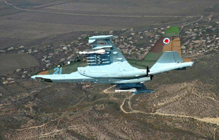Cường kích Su-25KM chủ yếu được thiết kế cho vai trò không đối đất, để tiêu diệt bộ binh và xe tăng chiến đấu của đối phương; đồng thời có thể sử dụng các loại vũ khí chính xác bao như bom dẫn đường bằng laser Mark 82 và Mark 83, để hoàn thành vai trò của một máy bay ném bom hạng nhẹ tầm thấp.