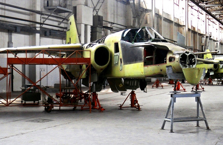 Phiên bản Su-25 của Gruzia được hiện đại hóa, có tên gọi Su-25KM Scorpion, và được đồng phát triển bởi Tbilisi Aircraft Manufacturing của Gruzia và Elbit Systems của Israel. Nói thêm rằng, Elbit là công ty có nhiều kinh nghiệm, trong việc nâng cấp vũ khí, được chế tạo trong thời kỳ chiến tranh Lạnh.