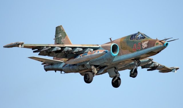 Với 11 điểm cứng và tải trọng vũ khí hơn 4.500kg, Su-25KM có thể mang theo nhiều loại vũ khí như bom, pháo và tên lửa; trong đó có nhiều loại vũ khí có điều khiển.
