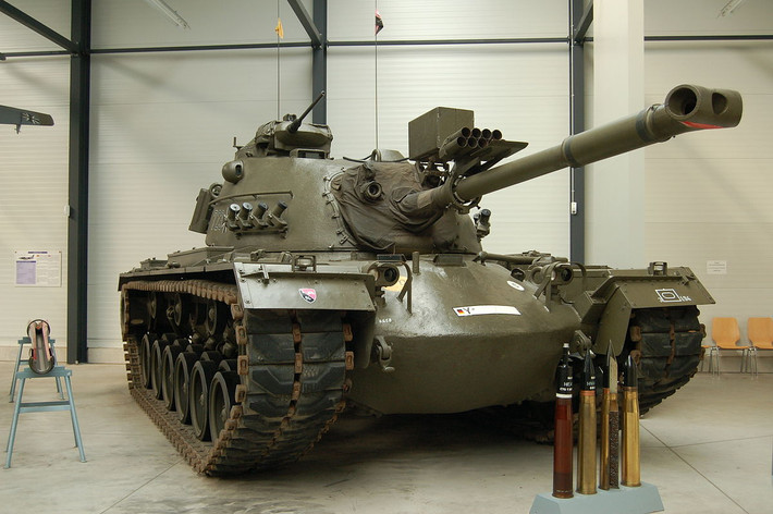 Xe tăng đầu tiên của Mỹ được phát triển trong thời kỳ chiến tranh Lạnh là chiếc M48 Patton, được đưa vào biên chế Quân đội Mỹ từ năm 1953, được sử dụng cho đến khi chiến tranh Lạnh kết thúc.