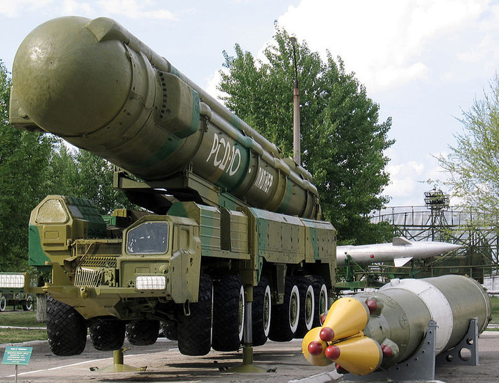 Khả năng tồn tại của chương trình vũ khí hạt nhân Ukraine vẫn còn nhiều nghi vấn nếu không có sự hỗ trợ từ bên ngoài, với việc ngành công nghiệp hạt nhân, tên lửa đạn đạo của nước này đã mất nhiều nhà khoa học quan trọng và tình trạng cơ sở hạ tầng của nước này khiến một chương trình như vậy khó theo đuổi.