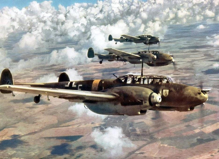 Sáng ngày 1/8/1943, sau 3 tuần chuẩn bị 178 máy bay ném bom B-24 đã xuất kích. Lực lượng ném bom được chia thành 5 nhóm, xuất phát từ sân bay Bengazi, tại Libya châu Phi.