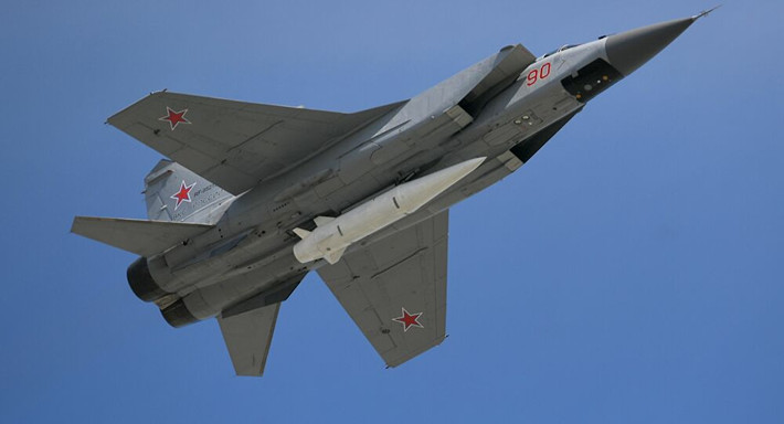 Một bản nâng cấp “giữa vòng đời” của MiG-31 là MiG-31BSM hiện đang được tiến hành khẩn trương. Những nâng cấp này tích hợp nhiều vũ khí tấn công mới lên MiG-31 và hiện đại hóa hầu hết các hệ thống. MiG-31BMS cũng được chọn làm máy bay chính mang tên lửa siêu thanh Kinzhal.