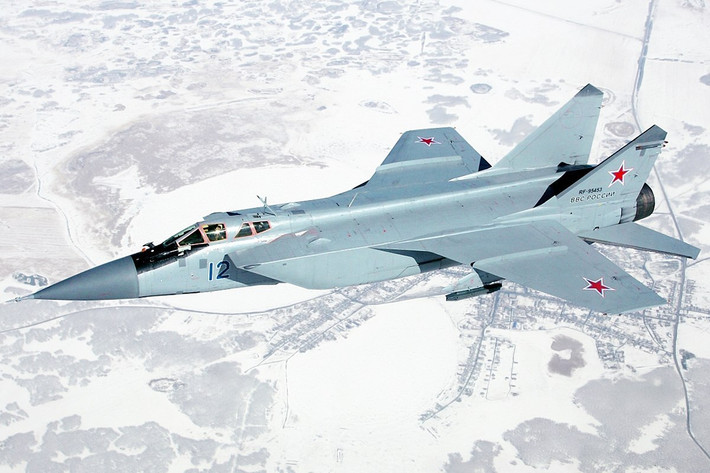 Trong những năm 1980, phiên bản tiếp nối của MiG-25 là tiêm kích đánh chặn MiG-31, buồng lái có 2 phi công, trong đó có một phi công chuyên về điều khiển vũ khí, để phi công còn lại chuyên tâm vào điều khiển máy bay. So với MiG-25, MiG-31 tăng hiệu suất bay, radar và vũ khí gấp đôi.