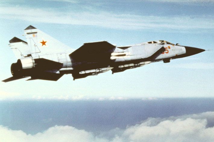 Các phiên bản đầu tiên của MiG-31 có một khẩu pháo, nhưng thiết kế này nhanh chóng bị bỏ, khi người ta xác định rằng, các tính năng bổ sung đó là không cần thiết trên một máy bay đánh chặn tầm xa thuần túy.