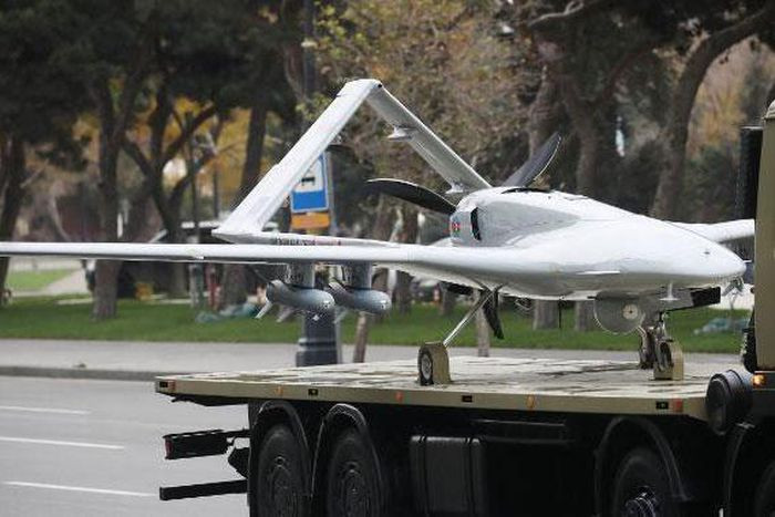 Căng thẳng ở khu vực Donbass và lo ngại về sự can thiệp quân sự của Nga, đã làm dấy lên các cuộc thảo luận về tính hiệu quả của UAV của Thổ Nhĩ Kỳ. Trong chuyến thăm của Zelensky tới Thổ Nhĩ Kỳ, ông đã yêu cầu phía Thổ Nhĩ Kỳ cung cấp thêm cho Ukraine UAV TB2.