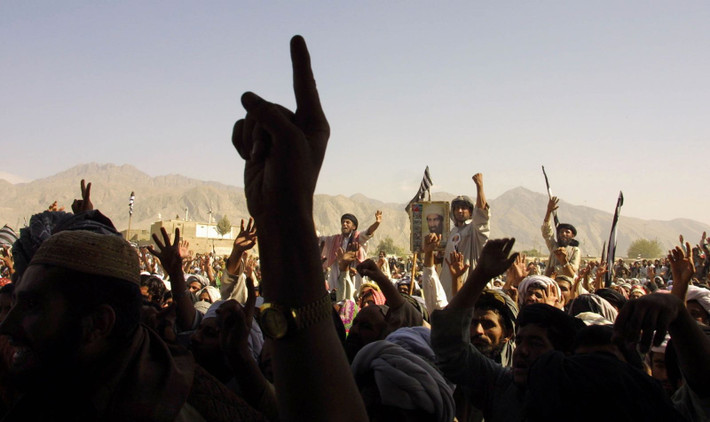 Sau khi bại trận và mất kiểm soát phần lớn lãnh thổ Afganistan, Taliban được tổ chức lại dưới sự lãnh đạo của lãnh tụ Hồi giáo cực đoan Mullah Omar, thực hiện chiến tranh du kích chống lại chính phủ Afghanistan và Quân đội Mỹ.