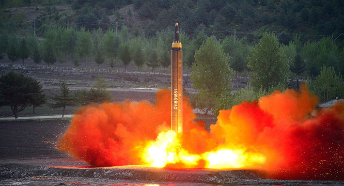 Tên lửa Hwasong-12 được Triều Tiên chế tạo, đóng một một vai trò quan trọng, trong các cuộc tấn công hạt nhân hoặc đáp trả hạt nhân từ Bình Nhưỡng.