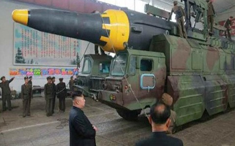 Tên lửa Hwasong-12 được cho là một biến thể cải tiến, dựa trên loại tên lửa Hwasong-10, nhưng có động cơ cải tiến và thân tên lửa được kéo dài hơn. Điểm chung của hai loại tên lửa được cho là sử dụng cùng một bệ phóng di động.