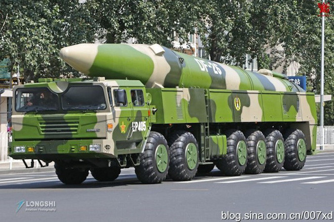Tên lửa Hwasong-12 có vai trò tương đương như tên lửa đạn đạo DF-26 trong kho vũ khí tên lửa của Trung Quốc. Tuy nhiên tên lửa của DF-26 của Trung Quốc có công nghệ cao hơn, khi sử dụng nhiên liệu rắn.